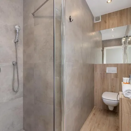 Solna Apartment With Parking Cracow By Noclegi Renters Krakow Exterior photo
